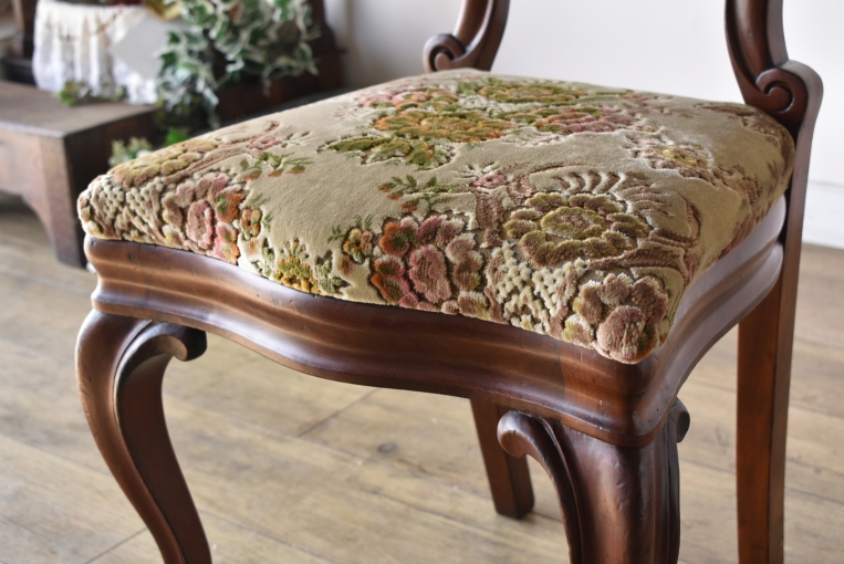 優雅で華やかなデザインが魅力のウォールナットバルーンチェア【c215-5】