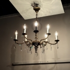 優雅な曲線が空間を華やかに彩る、真鍮の重厚な質感としずく型クリスタルが煌めく8灯式ガラスシャンデリア【sy470】