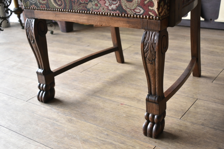 アンティークならではの生地が目を引くアームチェア【c35】