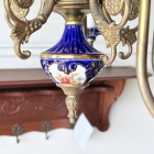 真鍮フレームが温かみのある光を放ち、空間を華やかに彩る照明器具。コバルトブルーの磁器に映える金彩と薔薇の花絵が美しい5灯シャンデリア【sy456】