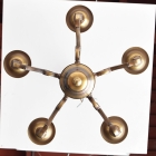 5灯の灯りがバランス良く配置された、ボリューム感のある下方からのシルエット。店舗のメイン照明や住宅の吹き抜けにも最適で、360度どこから見ても隙のない意匠が、フランスアンティークの真髄を感じさせます。