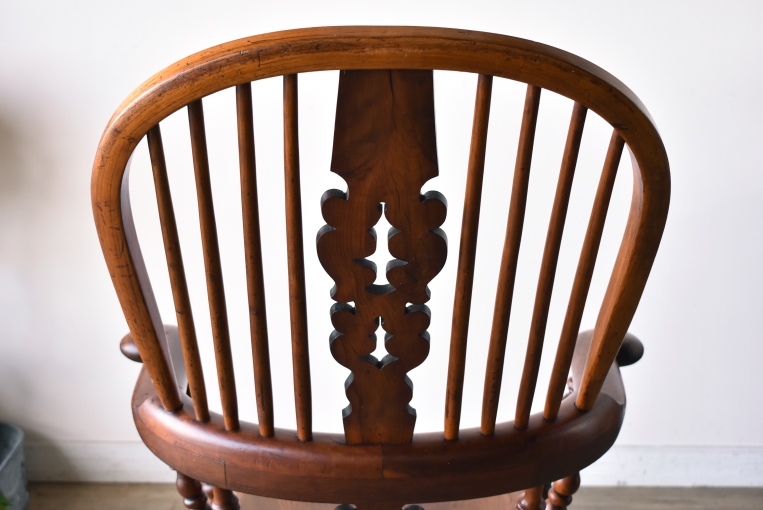 アンティークらしい味わいが魅力のダブルボウバックウィンザーアームチェア【c260-3】