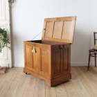 オーク無垢材で内装までしっかりと作られたベッドサイドコファ【40291】