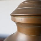 空間を格調高く演出する装飾用のオブジェとしてお楽しみいただける、重厚感のある金属製ピッチャー【5405】