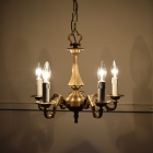 明かりを灯した際、真鍮のフレームとガラスシェードが織りなす美しいコントラスト。日常の空間をドラマチックに変えるこのシャンデリアは、ショップの店舗什器としても、洗練された品格ある空間づくりを叶えます。