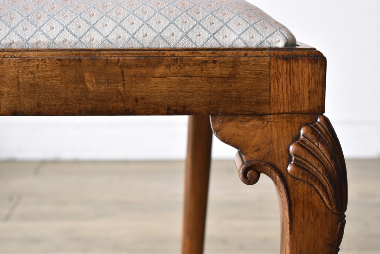 花瓶型の背もたれが特徴のクイーンアンチェア【c285-2】