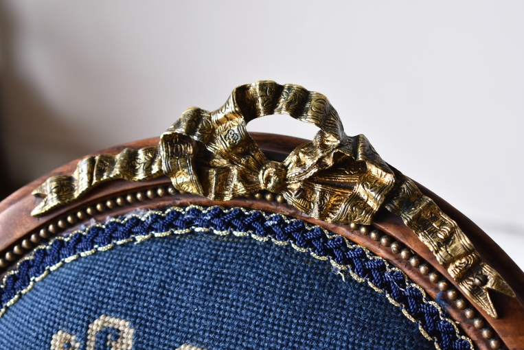 プチポワン生地が素晴らしいウォールナットサロンチェア【c317-2】