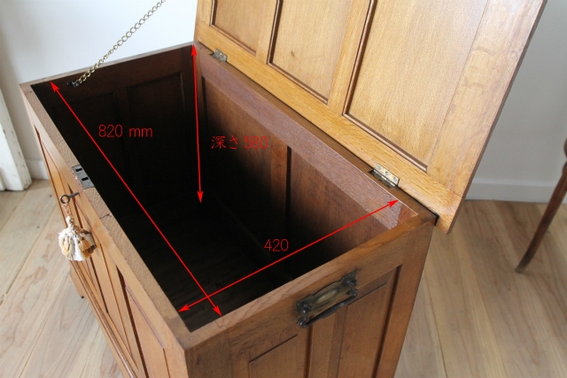 オーク無垢材で内装までしっかりと作られたベッドサイドコファ【40291】