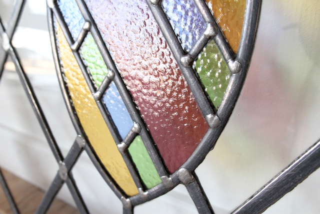 カラフルなガラスが用いられたステンドグラス【7738-D】