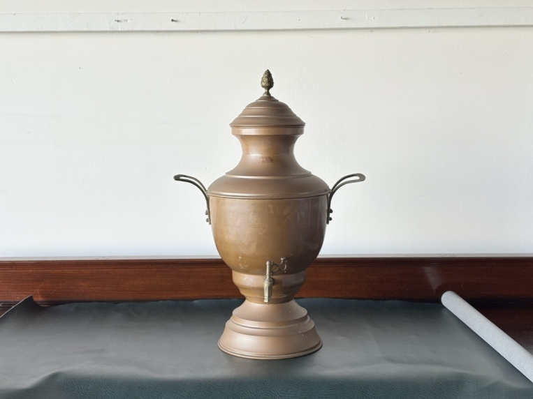 アンティーク調の金属製ピッチャー