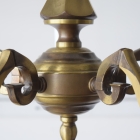 経年変化による深い味わいを湛えた真鍮製フレームのディテール。職人の手仕事による繊細な装飾と、真鍮ならではの落ち着いた黄金色の光沢が、アンティーク照明特有の圧倒的な存在感と高級感を醸し出しています。