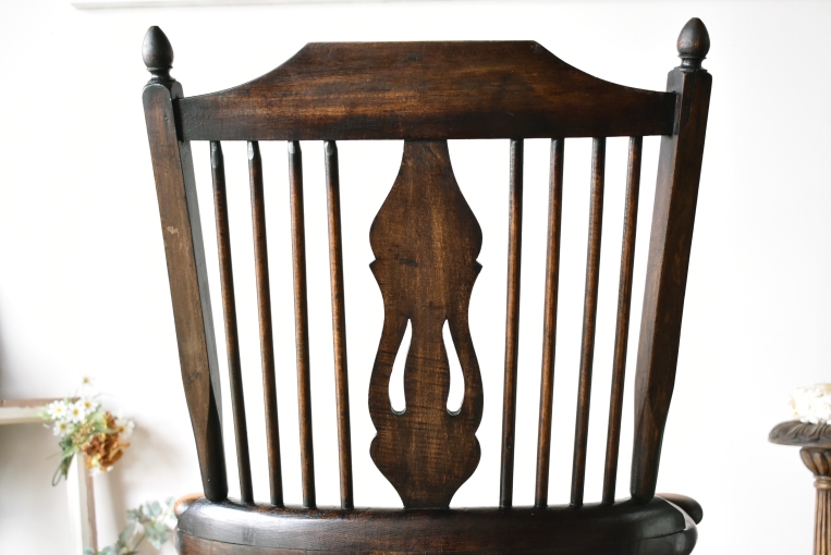 味わい深いスピンドルバックアームチェア【c307】