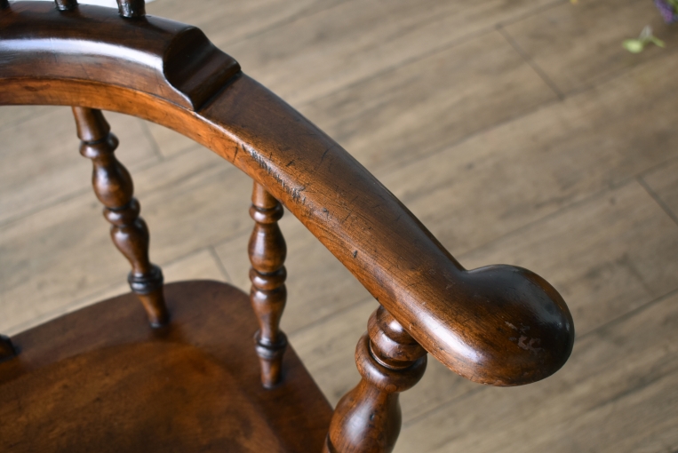 アンティークらしい味わいが魅力のダブルボウバックウィンザーアームチェア【c260-2】