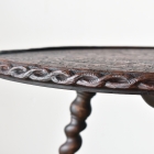 視覚的な奥行きを与える縄目状の立体的な彫刻「ツイストリム」。縁取りから天板一面に広がるカーヴィングは、19世紀後半の英国家具らしい重厚さとエレガンスを兼ね備えた、美術品のような仕上がりです。