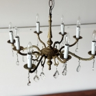 優雅な曲線が空間を華やかに彩る、真鍮の重厚な質感としずく型クリスタルが煌めく8灯式ガラスシャンデリア【sy470】