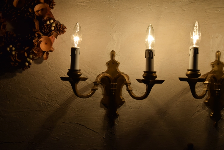 暗い部屋での点灯した様子