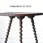 天板には無垢材ゆえの歪みがございますが、アンティークの味わいとしてお楽しみ頂けるレベルです。