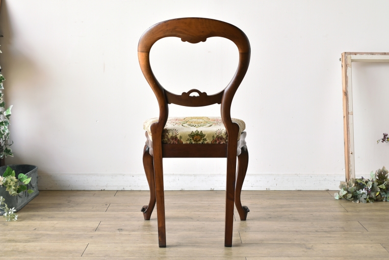 優雅で華やかなデザインが魅力のウォールナットバルーンチェア【c215-5】
