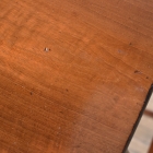 重なりが生む美しさと実用性を備えた佇まいのマホガニーネストテーブル　【t3】