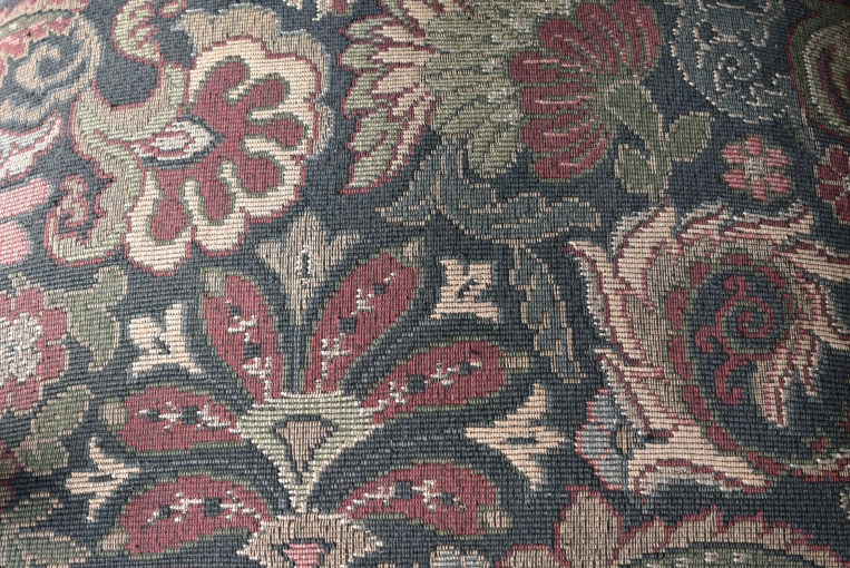 アンティークならではの生地が目を引くアームチェア【c35】