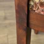 脚の付け根に修復跡がございます