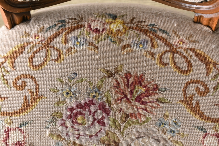 まるで芸術品のようなプチポワンのアームチェア【c246-2】