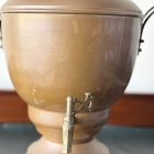 空間を格調高く演出する装飾用のオブジェとしてお楽しみいただける、重厚感のある金属製ピッチャー【5405】