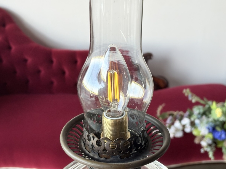 透明なガラスシェード越しに灯る、温かみのあるエジソン電球風LEDフィラメントのアップ