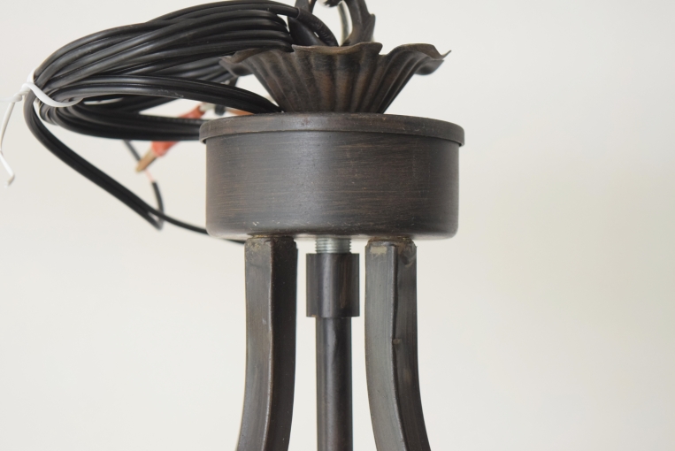 重厚な存在感を放つ、アイアン製12灯式シャンデリア【00001】