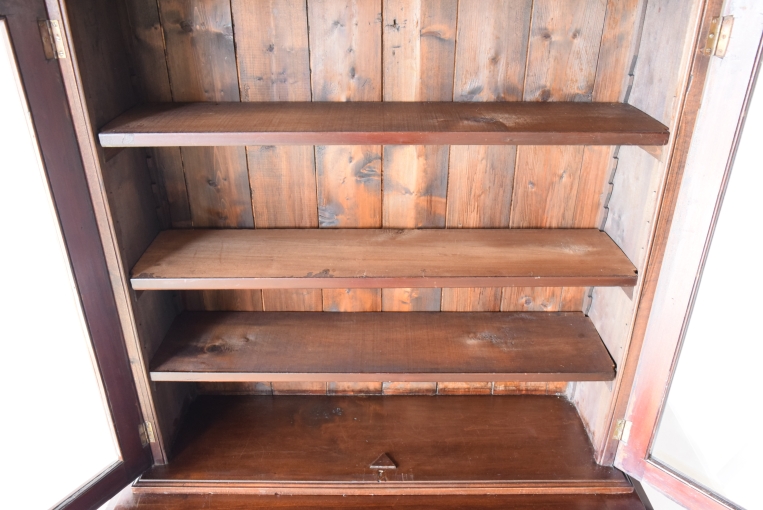 重厚な風格と実用性を兼ね備えたジョージアン様式のラージガラスキャビネット【k41】