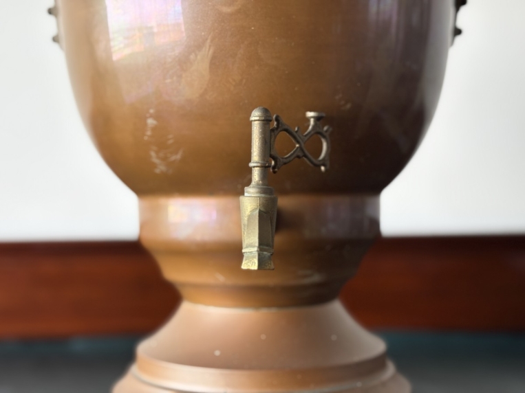 空間を格調高く演出する装飾用のオブジェとしてお楽しみいただける、重厚感のある金属製ピッチャー【5405】