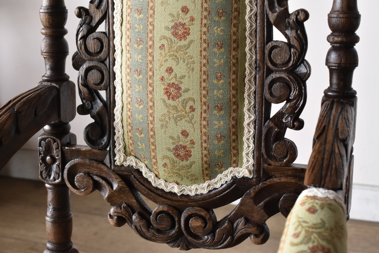 見事な彫刻が美しいキッズアームチェア【c304】