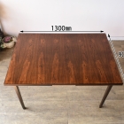 ローズウッド特有の力強く、神秘的なうねりを見せる天然木の木目。赤みを帯びた深い褐色と黒のコントラストが美しい、最高級材ならではの天板ディテール。