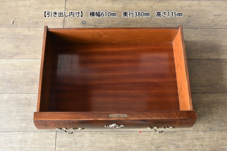 ボンベフロントのデザインが目を引くウォールナットキャビネット【k130】