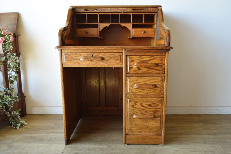 木目が美しいオーク材のスモールロールトップデスク【d83】