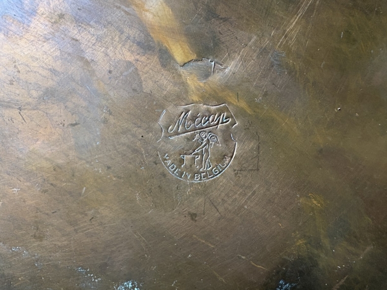 重厚な底面の作りと、経年変化によるヴィンテージ特有の質感