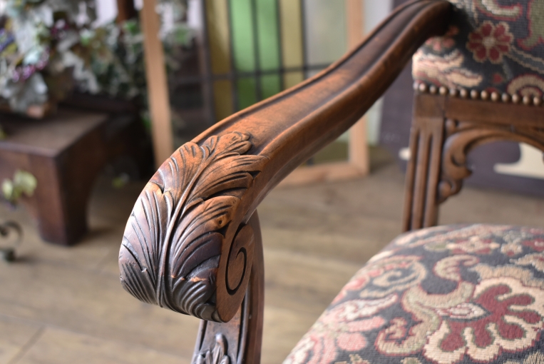 アンティークならではの生地が目を引くアームチェア【c35】