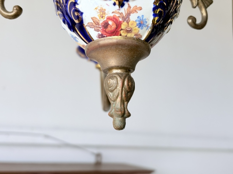 真鍮フレームが温かみのある光を放ち、空間を華やかに彩る照明器具。コバルトブルーの磁器に映える金彩と薔薇の花絵が美しい5灯シャンデリア【sy456】