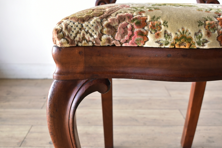 優雅で華やかなデザインが魅力のウォールナットバルーンチェア【c215-5】