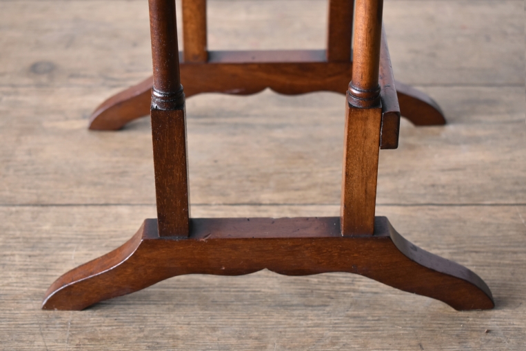 重なりが生む美しさと実用性を備えた佇まいのマホガニーネストテーブル　【t3】