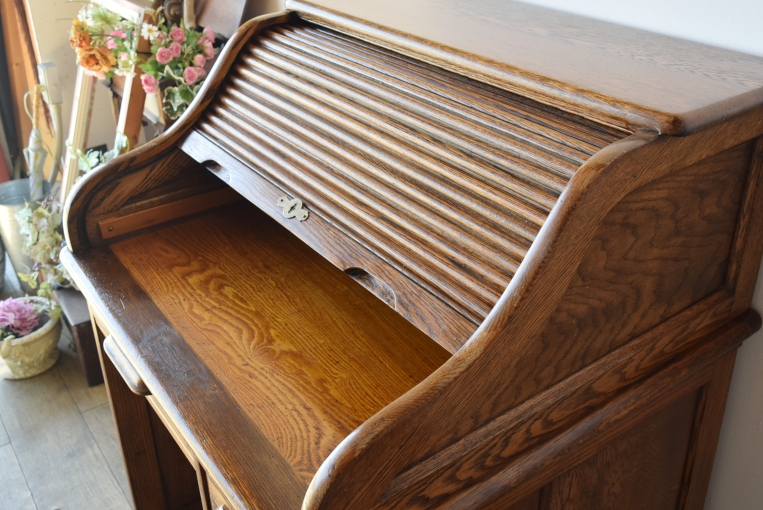 木目が美しいオーク材のスモールロールトップデスク【d83】