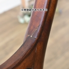 背もたれに修復跡がございます