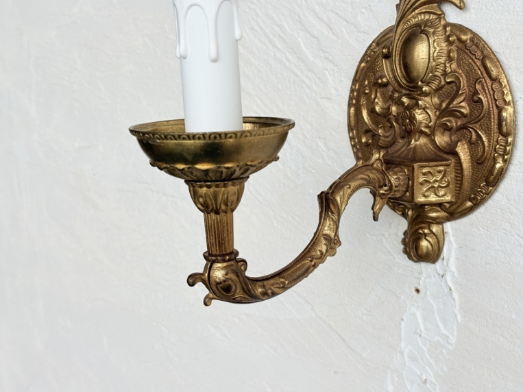 植物をモチーフにした曲線美が美しい真鍮アームとキャンドルソケットのアップ