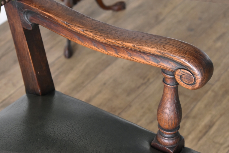 どっしりとしたオーク材が魅力のアームチェア【c14】