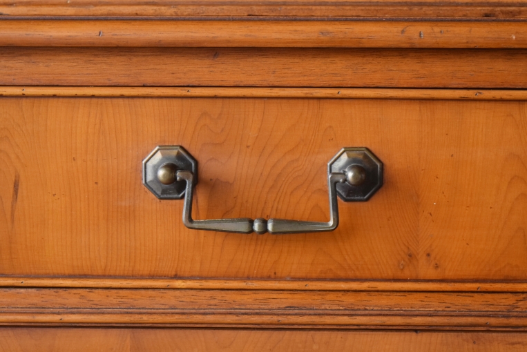 アーチの優美さが際立つ上品なブックキャビネット【9136】