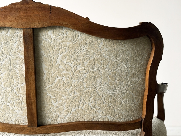 脚に修復歴あり 優雅なデザインのウォールナットソファ【c327】