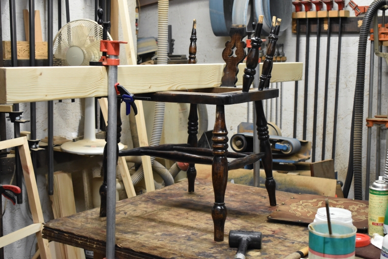 味わい深いスピンドルバックアームチェア【c307】