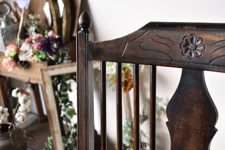 味わい深いスピンドルバックアームチェア【c307】