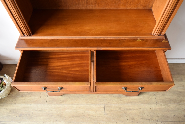 アーチの優美さが際立つ上品なブックキャビネット【9136】