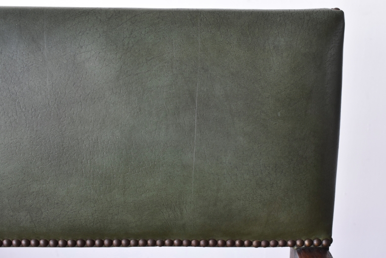 どっしりとしたオーク材が魅力のアームチェア【c14】